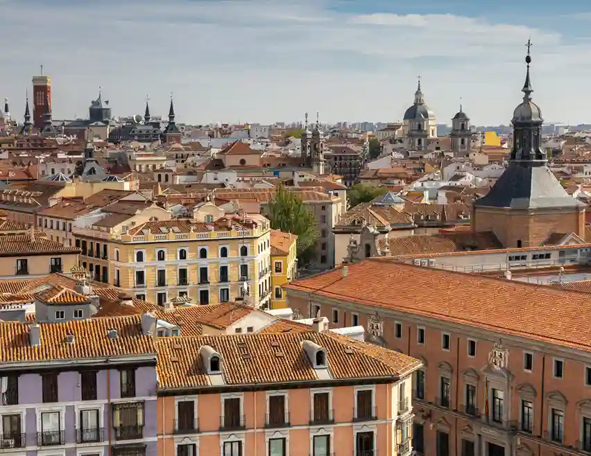 
Invertir en Vivienda en España 2026: Rentabilidad y Riesgos
