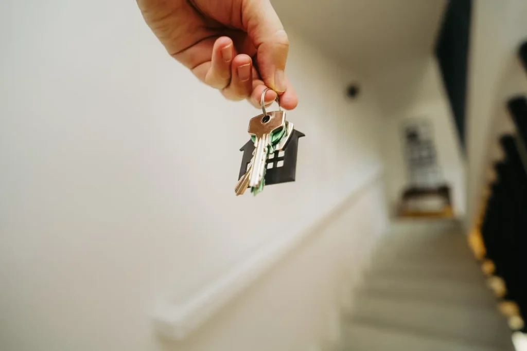 Alquilar Habitación con Airbnb o a Largo Plazo en España 2026: Impuestos y Trampas
